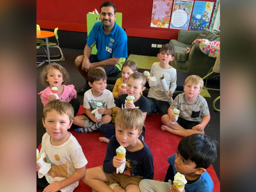 School children eating ice creams